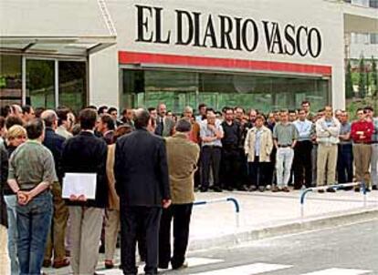 Los trabajadores de <i>El Diario Vasco</i> se concentraban ayer en la puerta del periódico.