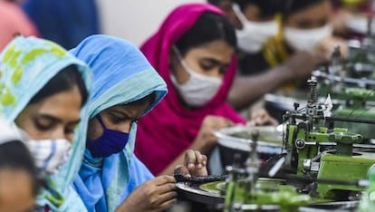 Un grupo de trabajadoras en una fábrica textil en Asulia, en Bangladés, el pasado 7 de abril.