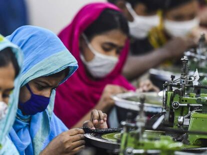 Un grupo de trabajadoras en una fábrica textil en Asulia, en Bangladés, el pasado 7 de abril.