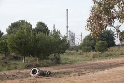 Vista de una pieza de la empresa química IQOXE, en los alrededores del polígono en el que se produjo una explosión en su complejo industrial de La Canonja (Tarragona), este martes. 