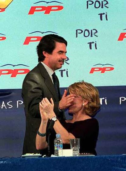 José María Aznar hace un gesto cariñoso a Esperanza Aguirre, en un acto del PP en mayo de 2003, cuado era presidente del Gobierno.
