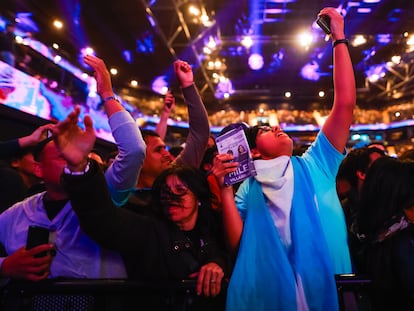 Unos jóvenes participan en un acto de campaña del actual presidente argentino, Javier Milei, el 18 de octubre de 2023 en Buenos Aires.