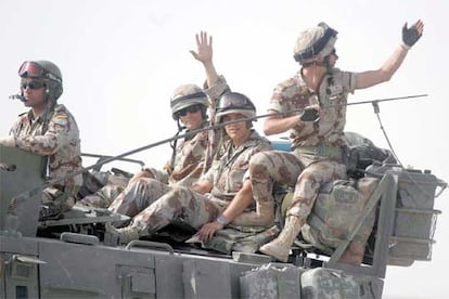 El convoy con los últimos soldados españoles destinados en Irak cruza la frontera con Kuwait, completando la operación de retirada de las tropas ordenada por el Gobierno español. Sólo habían pasado 33 días la orden de retirada.