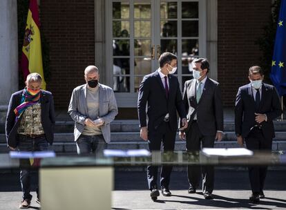 Pedro Sánchez, junto a representantes sindicales y empresarios, en la firma del pacto por la reactivación económica y el empleo, el 3 de julio de 2020.