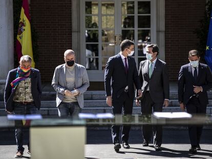 Desde la izquierda: Pepe Álvarez (UGT), Unai Sordo (CC OO), Pedro Sánchez, Antonio Garamendi (CEOE) y Gerardo Cuerva (Cepyme), en La Moncloa.