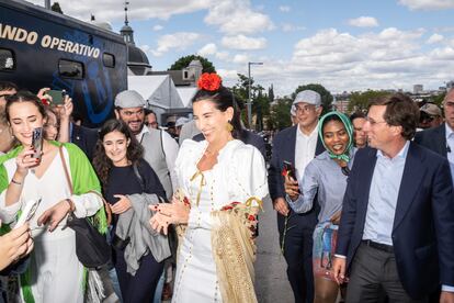 La diputada de VOX en la Asamblea de Madrid, Rocío Monasterio, junto al alcalde José Luis Martínez Almeida paseando por la pradera de la feria de San Isidro.