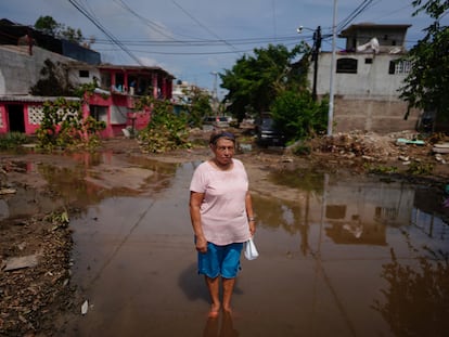 Una habitante de Acapulco en la calle en la que se encuentra su casa, el 28 de octubre.