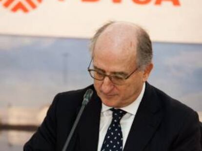 El presidente de Repsol, Antonio Brufau, firma un convenio con PDVSA en Caracas (Venezuela).