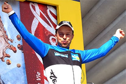 Kirsipuu, celebra en el podio su victoria en la etapa de hoy.