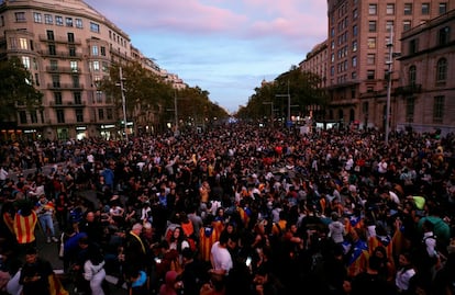Manifestantes protestan en la avenida Paseo de Gracia después del veredicto del juicio sobre el referéndum en Barcelona.