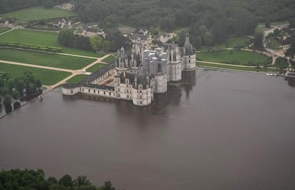 El castillo de Chambord, a unos 170 kilómetros al suroeste de París, y su parque parcialmente inundado por el río Cosson, el 2 de junio.