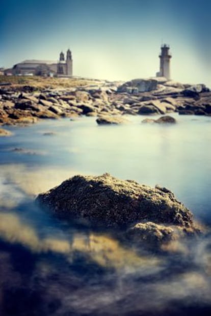 El santuario de la Virgen da Barca y el faro de Mux&iacute;a. 