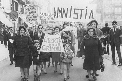 Manifestación encabezada por mujeres y niños en Bruselas reclamando la libertad de Julián Grimau, en abril de 1963.