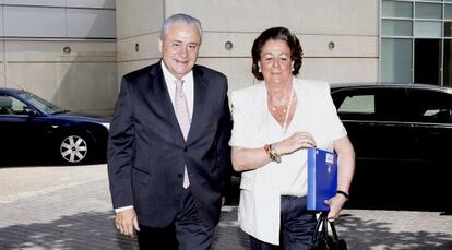 El presidente de Feria Valencia, Alberto Catalán, con la alcaldesa de Valencia Rita Barberá, a la entrada del patronato.