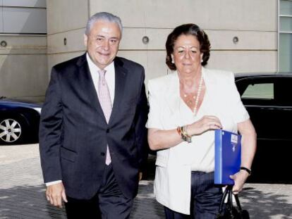 El presidente de Feria Valencia, Alberto Catal&aacute;n, con la alcaldesa de Valencia Rita Barber&aacute;, a la entrada del patronato. 