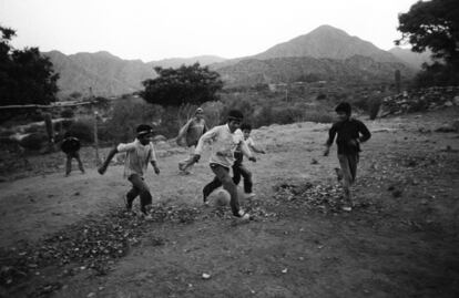 Unos niños juegan al fútbol en Salta (Argentina). No necesitan ninguna infraestructura, nada más que un balón y algo que señale la portería. Barizzoni recuerda que su padre, periodista deportivo, le llevaba al campo y mientras locutaba, él se entretenía jugando con una pelota hecha con vasos de papel.