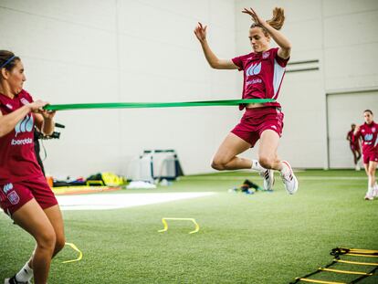 Mariona Caldentey e Irene Paredes durante un entrenamiento de España en las instalaciones de Massey University.