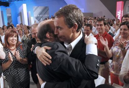 Rubalcaba y Zapatero se abrazan en el acto de proclamación del candidato.