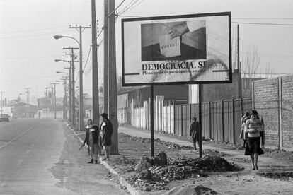 Campaña publicitaria a favor del 'sí' que daría continuidad al poder de Augusto Pinochet. Foto en una periferia de Santiago de Chile, 1988.
