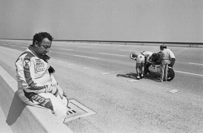 Coluche durante el París-Dakar en el que participó en 1985.