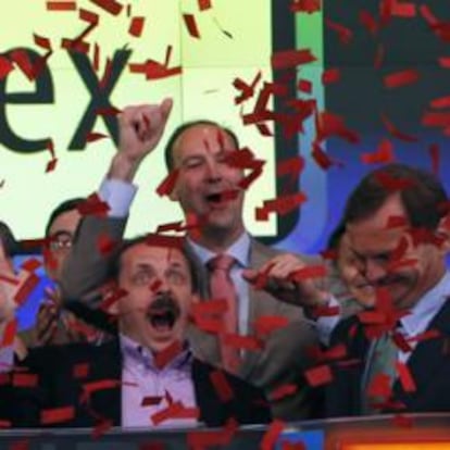 El fundador y consejero delegado de Yandex, Arkady Volozh, en el centro, en la salida a Bolsa del buscador en el Nasdaq