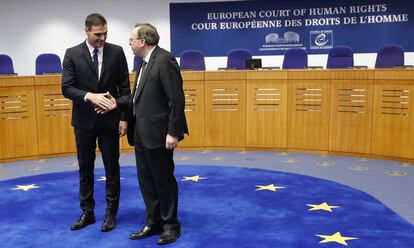 Pedro Sánchez saluda al presidente del Tribunal Europeo de Derechos Humanos, Guido Raimondi, la semana pasada en Estrasburgo.