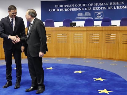 Pedro Sánchez saluda al presidente del Tribunal Europeo de Derechos Humanos, Guido Raimondi, la semana pasada en Estrasburgo.