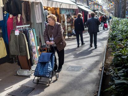 Una vecina pasea, este sábado, por el Mercado de la Abaceria en el Passeig de Sant Joan, en Barcelona. /  CARLES RIBAS
