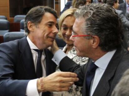 Francisco Granados felicita a Ignacio González, tras ser proclamado presidente de la Comunidad en 2012.