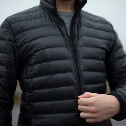 Artículo de EL PAÍS Escaparate sobre una chaqueta Columbia para hombre que está rebajada casi a mitad de precio.