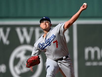 Julio Urías lanza la pelota durante un juego contra los Red Sox, el pasado 26 de agosto.