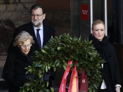 Manuela Carmena (esquerda da imagem) e Cristina Cifuentes posicionam coroa no aniversário do 11 de março, acompanhadas por Mariano Rajoy.