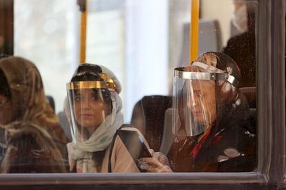 Pasajeras en un autobús, este lunes en Teherán (Irán).