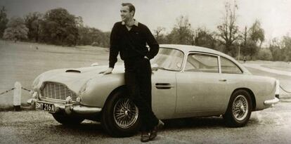 Sean Connery, que durante años interpretó a James Bond en el cine, posa con un Aston Martin DB5