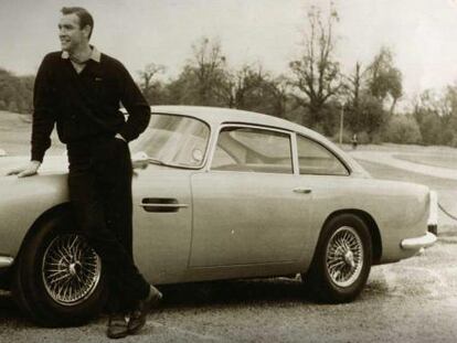 Sean Connery, que durante años interpretó a James Bond en el cine, posa con un Aston Martin DB5