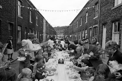 Fiesta en la calle por el Jubileo de Plata de la reina  Isabel II, Todmorden. De 'Los inconformistas', fotografas de Martin Parr.