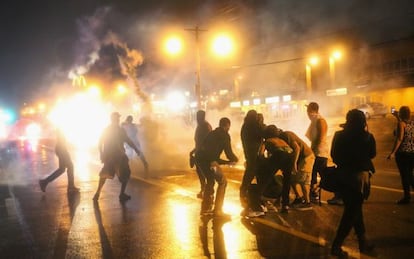 La polic&iacute;a lanz&oacute; gases lacrim&oacute;genes durante el toque de queda la madrugada del domingo.