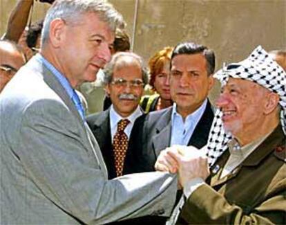 Fischer saluda al líder palestino Yasir Arafat.