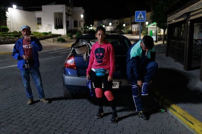 La familia de  jornaleros compuesta por Noemí Luna, Juan Luna, Jose Manuel Ruiz, Adrian Luna, se preparan para salir juntos en el coche en la Plaza  de Andalucía  de Puerto Serrano a las 5:00 de la madrugada