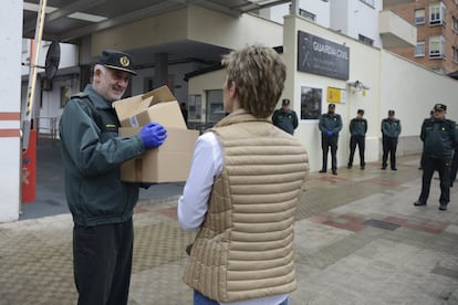 Una decena de minoristas del barrio vitoriano de Sansomendi donan mascarillas y geles en el cuartel de la Guardia Civil tras la recaudación entre sus vecinosde más de mil euros en una hora.