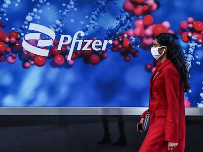 Una mujer pasa por delante de las oficinas de Pfizer en Nueva York.