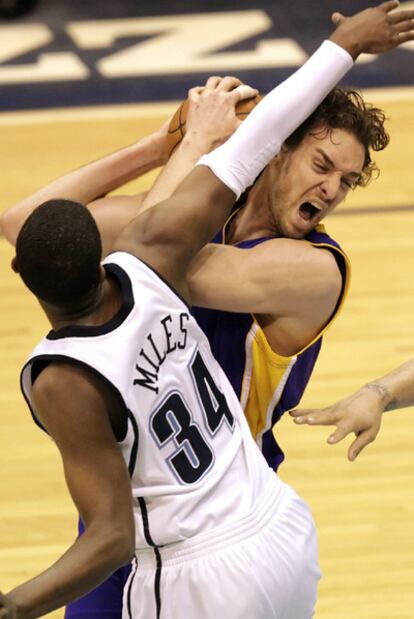 Pau Gasol recibe una falta de C.J. MIles, de los Jazz, durante el partido de la Conferencia Oeste de la NBA.