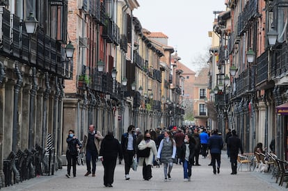 La calle Mayor cuenta con soportales a lo largo de 400 metros, un espacio ideado por los judíos antes de su expulsión para que la lluvia no interrumpiera sus negocios.