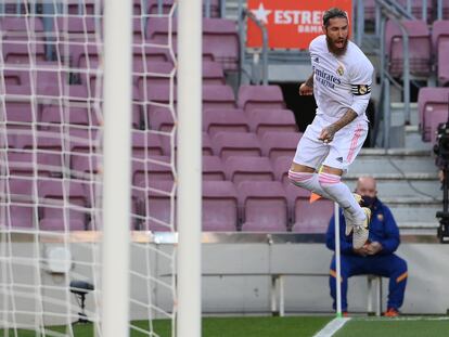 Sergio Ramos celebra su gol de penalti al Barcelona en el Camp Nou.