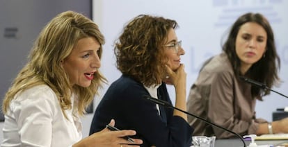 La ministra de Trabajo, Yolanda Díaz; la ministra portavoz y de Hacienda, María Jesús Montero; y la ministra de Igualdad, Irene Montero, comparecen en rueda de prensa tras el Consejo de Ministros.