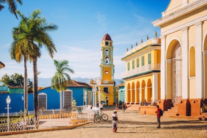 Vista de la plaza Mayor de Trinidad, ciudad colonial que fue centro de la industria azucarera en la isla. 