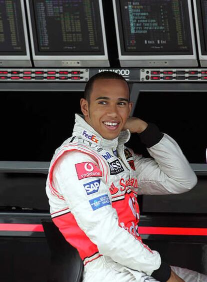 Lewis Hamilton sigue la carrera