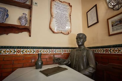 Estatua del poeta en el restaurante Chikito, en Granada.