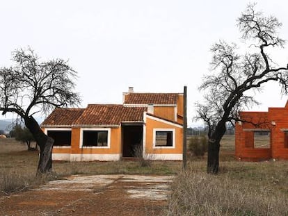 Viviendas abandonadas a medio construir, en Villamayor de Calatrava (Ciudad Real)