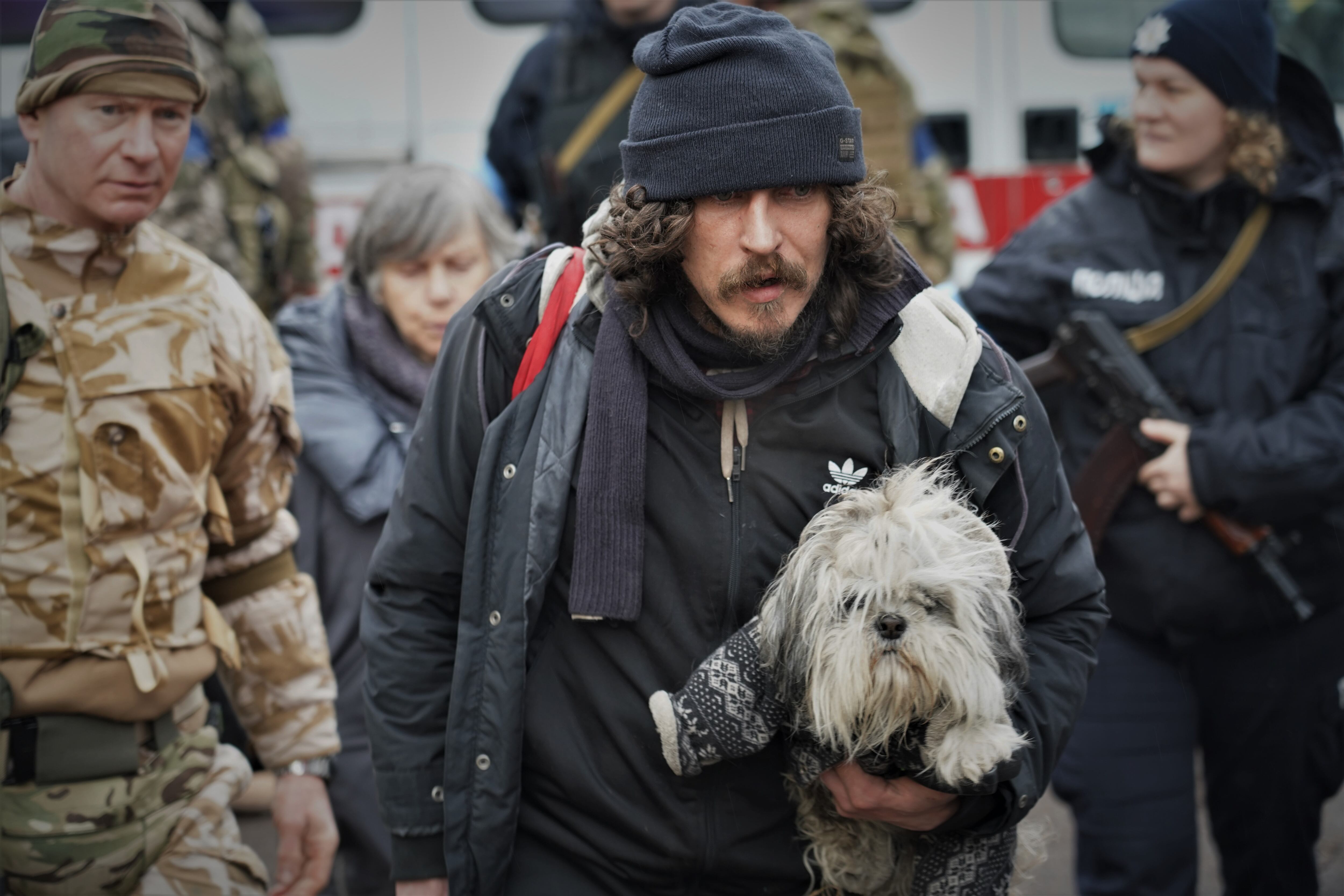 Vecinos de Irpin al llegar a las afueras de Kiev al mediodía del miércoles.